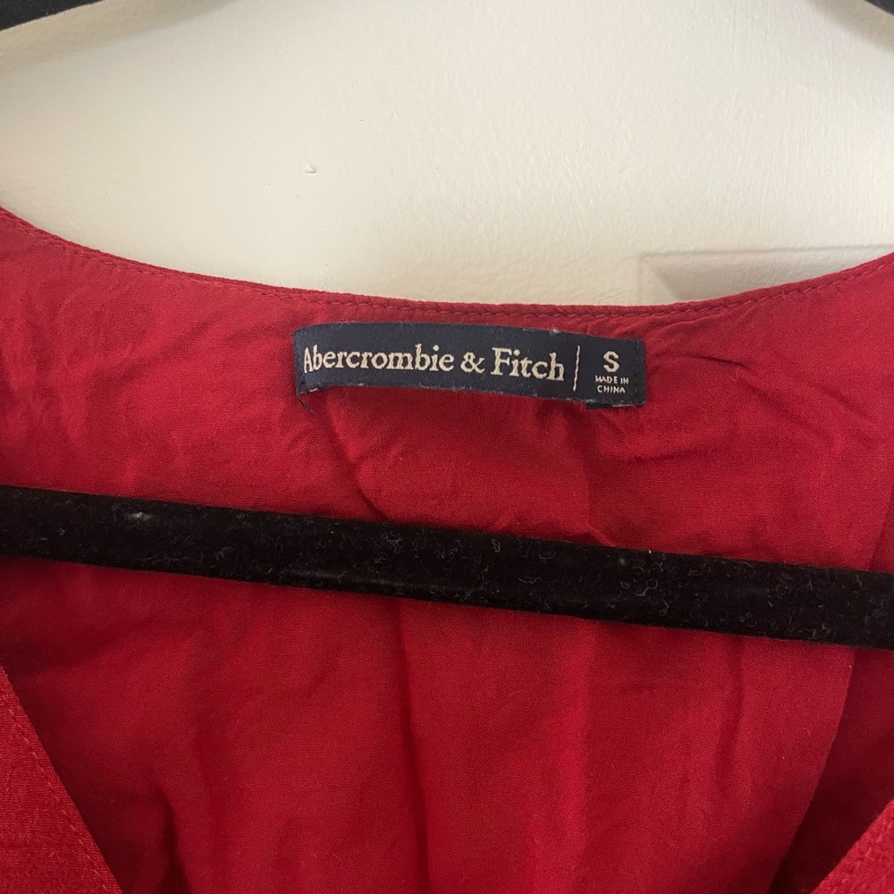 Abercrombie red pattern crop top lightly worn size s